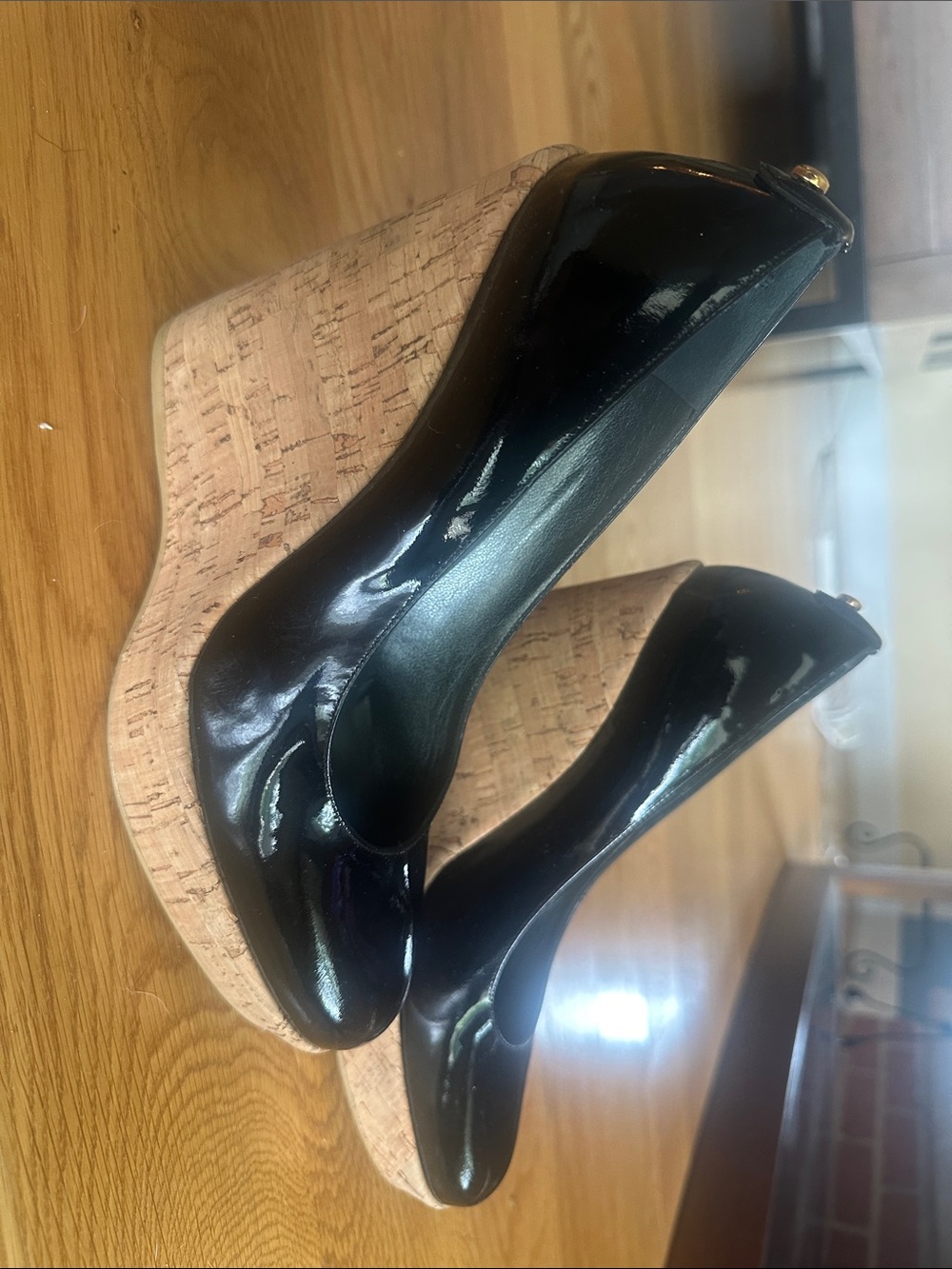 Stuart Weitzman Corkswoon Black Patent Cork Wedge Pumps Heels Sz 7.5 NIB - Picture 2 of 5